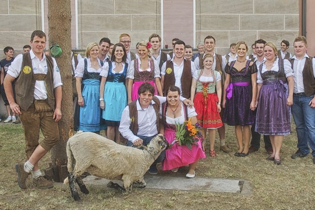 Kärwaboum und -madli im feschen Gewand beim Betzn-Tanz.