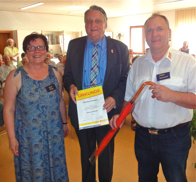 Freude am langjährigen Engagement von Landrat Eberhard Irlinger (M.) zeigen ASB-Regionalverbandsvorsitzende Gisela Niclas (l.) und ASB-Geschäftsführer Jürgen Seiermann (r.) und überreichten eine Ehrenurkunde. Foto: oh