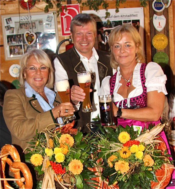 Prost auf 25 Jahre Sissys Kuhstall am Altstadtfest und auf den sechsten MarktSpiegel Brunch. Sissy (l.), Hauff-Chefin Doris Weid-Gundel und MarktSpiegel Geschäftsführer Harald Greiner.