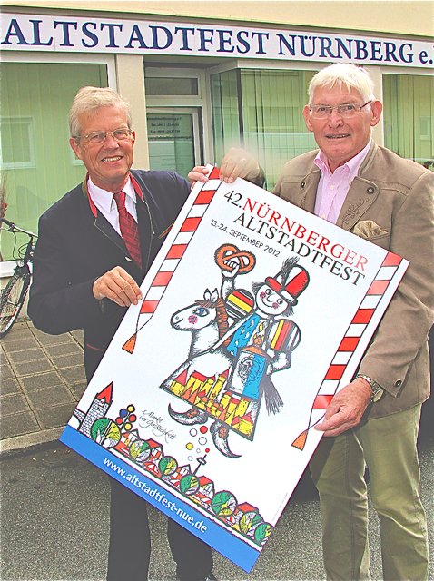 Jörg von Rochow (l.) und Kurt Raum präsentieren das diesjährige Altstadtfestplakat.   Foto: John R. Braun