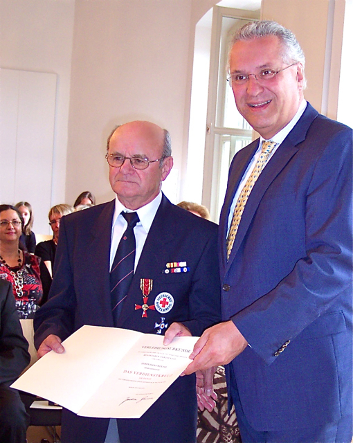 Hans Wölfel (l.) erhält die Urkunde aus den Händen von Bayerns Innenminister Joachim Herrmann. Foto: oh