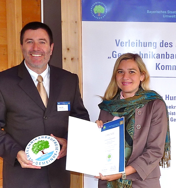 Melanie Huml überreichte Bürgermeister Jürgen Spahl die Urkunde sowie das entsprechende Logo. Foto: Gemeinde Rednitzhembach