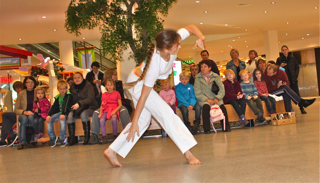 Capoeira kommt aus Brasilien. Die gelungene Kombination aus Kampftanz und Musik wurde während der Gesundheitswoche von der Tanzschule Bogner präsentiert. Foto: Schlampp