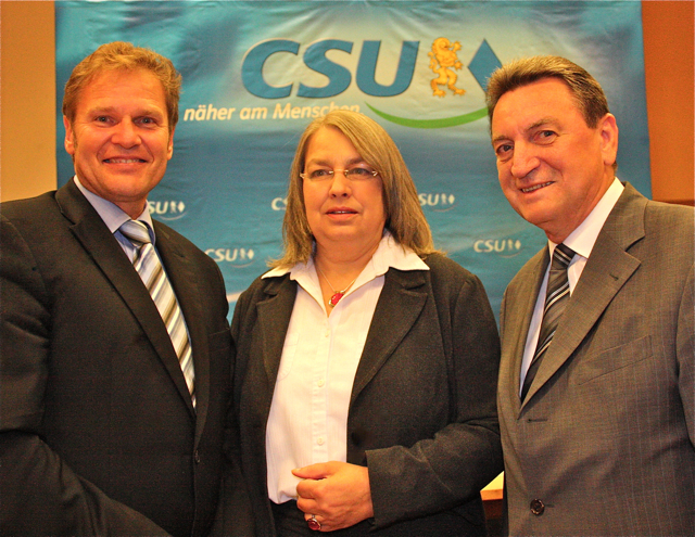 Mit 91,76 Prozent (78 Ja-Stimmen bei 85 gültigen Stimmen) wurde Hermann Imhof (l.) als Direktkandidat für die Landtagswahl im Stimmkreis Nürnberg-Ost aufgestellt. Bezirksrätin Barbara Titzsch (Mitte) wurde mit 88,75 Prozent zur Direktkandidatin für die Bezirkstagswahl nominiert. Mit einem Wahlergebnis von 91,76 Prozent zeigte sich Imhof zufrieden: Ich danke den Delegierten sehr für ihr entgegengebrachtes Vertrauen und freue mich über das gute Ergebnis, das mit zeigt, dass man auch als ab und zu unangepasst
