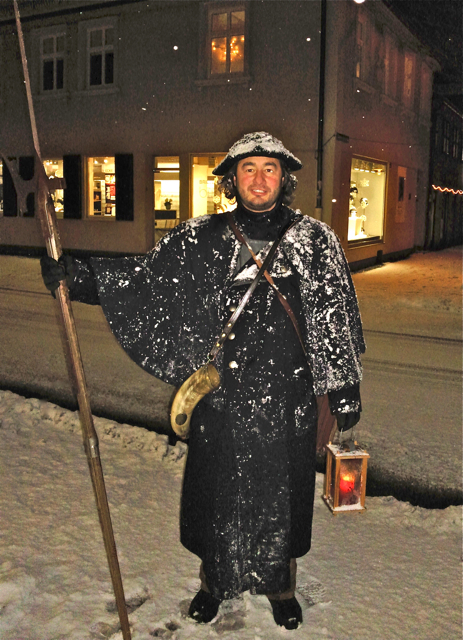 Ab diesem Monat beginnt der klassische Nachtwächterspaziergang in Erlangen immer am Samstag jeweils um 19.30 Uhr los geht es am Hugenottenplatz. Außerdem gibt es wieder jeden Sonntag um 16.00 Uhr die Winternächte mit dem Erlanger Nachtwächter, wobei fränkische Winterbräuche zum Schmunzeln und Nachmachen im Mittelpunkt der Führung stehen. Treffpunkt ist immer am Neustädter Kirchenplatz, Ecke Hofapotheke. Die Führung Henker, Mörder arme Sünder findet momentan nicht mehr statt. Weitere Informationen gibt