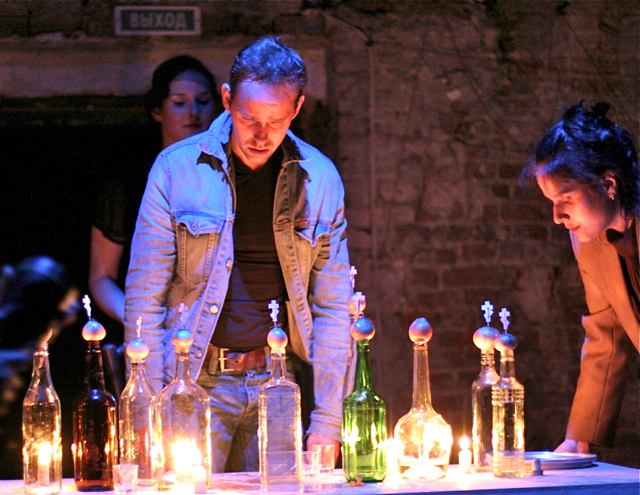 Das Theater Erlangen bietet das ganze Jahr über interessante Vorstellungen für fast jeden Geschmack. Das Foto zeigt einen Ausschnitt aus dem Stück Stol von der Theatergruppe Teatr Pokoleniy aus St. Petersburg. Foto: Theater Erlangen