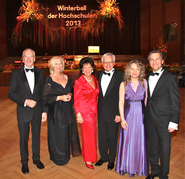 Uni-Präsident Prof. Dr. Karl-Dieter Grüske (3.v.r.) und Gattin Ingrid (3.v.l.) mit Prof. Dr. Michael Braun (l.), Präsident der Georg-Simon-Ohm-Hochschule, und Gattin Gabriele (2.v.l.) sowie Prof. Martin Ulrich, Präsident der Hochschule für Musik, und Gattin Jessica. Fotos (17): John R. Braun / Verena Dreier / Udo Dreier