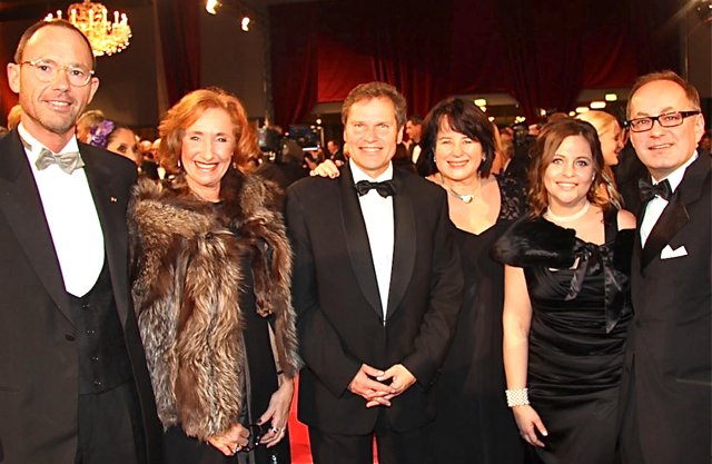 Prof. Dr. Klaus Wübbenhorst (l.) mit Gattin Brigitte (2.v.l.), Landtagsabgeordneter Hermann Imhof (3.v.l.) mit Gattin Sonja und Tucher-Marketing-Direktor Kai Eschenbacher (r.) mit Gattin Elke (2.v.r.).
