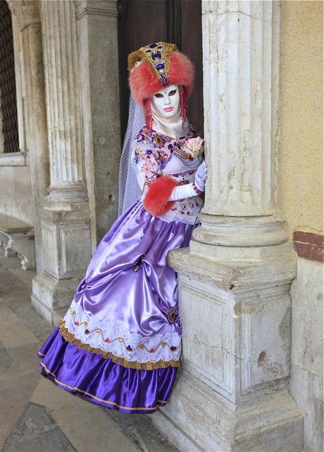 Der passionierte Venedig-Besucher und -Fotograf Heinrich Maria Bähr hat seine Impressionen auf besonderen Bildern von Venedig fest gehalten: Grazile Architektur als Hintergrund dient als Kontrast zu farbigen Karnevalskostümen, ein Teil der Fotografien ist noch bis einschließlich 15. Februar im Seckendorffschloss ausgestellt. Foto: Heinrich Maria Bähr