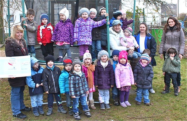 Große Freude im Stilla-Kindergarten Schwabach: Simone Lotter von den Ergo Direkt Versicherungen überreichte im Auftrag ihres Arbeitgebers einen Scheck in Höhe von 1.237 Euro mit dem Geld wird ein dringend benötigtes Trampolin angeschafft. Ergo-Mitarbeiterinnen und -Mitarbeiter können von ihrem Arbeitgeber alle zwei Jahre eine Spendensumme bis zu 2.000 Euro beantragen, um eine gemeinnützige Einrichtung oder einen Verein ihrer Wahl zu unterstützen. Dabei werden zweckgebundene Projekte in den Bereichen Bildu