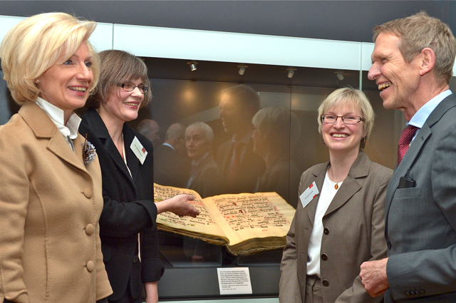 Kulturreferentin Prof. Dr. Julia Lehner, Dr. Christiane Sauer (Leitung Historisch-Wissenschaftliche Stadtbibliothek), Elisabeth Sträter (Direktorin der Stadtbibliothek) und Dr. Wolfgang Eckart (Direktor Bildungscampus Nürnberg / v.l.n.r.) vor den alten Handschriften. Fotos (2): oh/Simon