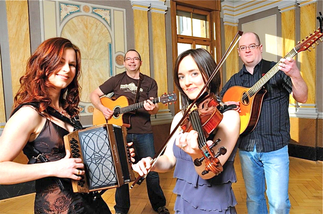 Im Juni 2006 begegneten sich Claire Mann und Aaron Jones aus Schottland sowie Jürgen Treyz und Gudrun Walther aus Deutschland auf einem Musikfestival in Südengland. Aus spontanen Sessions entstand das Projekt 2duos, mit welchem die vier Musiker in Deutschland, den USA, Großbritannien und den Niederlanden auf Tour gingen. 2011 entschied ,,2duos", dass es nun an der Zeit sei, als feste Band ein neues Album einzuspielen. Das war die Geburtsstunde von Litha, die auf der ganzen Linie, von feurigen Tunes mit tr
