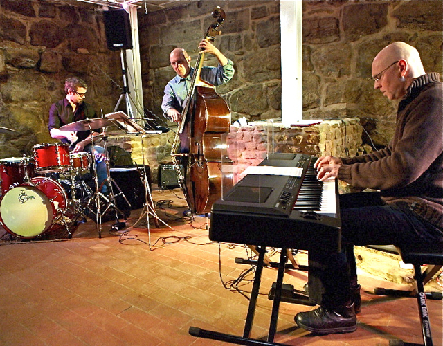Zu Konzert und Vernissage auf dem Dachsberg in Rückersdorf lädt das örtliche Blindeninstitut am 1. März ein. In der Veranstaltungsreihe Kunst und Kultur am Dachsberg sind regelmäßig namhafte Künstler aus der Metropolregion zu Gast, im Jahr 2007 wurde das Blindeninstitut für diese Reihe als Ort im Land der Ideen ausgezeichnet. Das Dieter Köhnlein Trio (Foto) präsentiert am 1. März sein Programm Haste Makes Waste und stellt so die neue CD vor. Das Konzert in der Aula der Schule am Dachsberg beginnt um 20