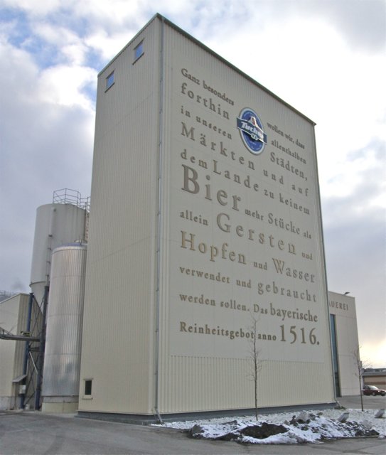 Mit großen Buchstaben prangt der Wortlaut des Bayerischen Reinheitsgebotes von 1516 auf der Fassade des Brauturms.