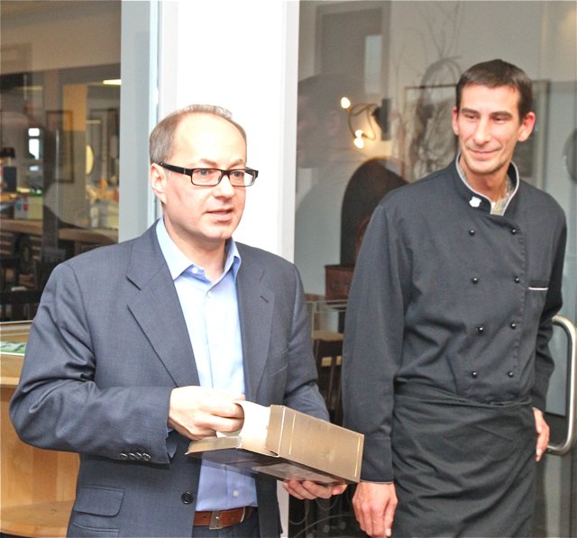 Marketing-Direktor Kai Eschenbacher (l.) und Wirt Oliver Hinkel begrüßten die Gäste im Schalander.