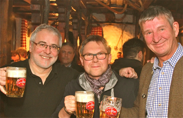 Prost auf das Pyraser Josephi Starckbier: Pyraser Verkaufsleiter Lothar Preller (r.), Alm Inhaber Thomas Landherr (M.) und Alm Geschäftsführer Gerhard Pickel (l.) stoßen beim Starckbier-Anstich an. Ab sofort, wie jedes Jahr um Josephi im März, wird in der Nürnberger Alm wieder das traditionelle Josephi Starckbier, das nach geheimer Pyraser Brauart mit einer extra Portion Aromahopfen gebraut wird, ausgeschenkt. Das untergärige Herb-Hell-Starcke-Bier aus der Brauerei Bernreuther überrascht mit angenehmer