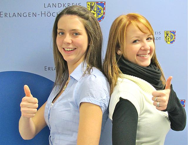 Die Auszubildenden Lena Büttner (l.) und Nina Schulz informieren am Stand des Landratsamtes über verschiedene Ausbildungsmöglichkeiten für Jugendliche. Foto: oh