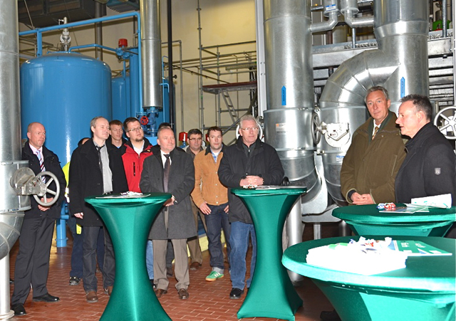 OB Thomas Jung und Hans Partheimüller (v.r.) stellten die neue Deponiegasfackel vor. Foto: infra