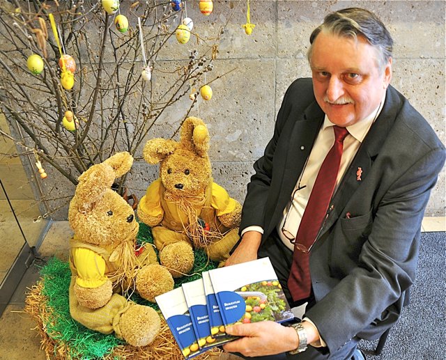 Landrat Eberhard Irlinger lädt zum Osterspaziergang mit der Neuauflage des Osterbrunnenbuches ein. Foto: oh