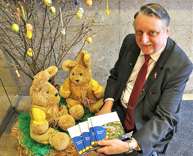 Landrat Eberhard Irlinger lädt zum Osterspaziergang mit der Neuauflage des Osterbrunnenbuches ein. Foto: oh