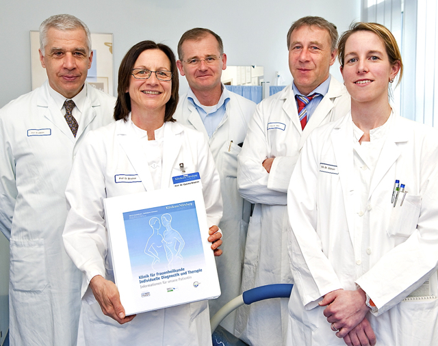 Prof. Dr. Martin Wilhelm, Chefarzt der Klinik für Onkologie; Prof. Dr. Cosima Brucker, Chefärztin der Klinik für Frauenheilkunde; Dr. Clemens Albrecht, Chefarzt der Klinik für Radioonkologie und Gemeinschaftspraxis für Strahlentherapie; Prof. Dr. Hubert Stein, Chefarzt der Klinik für Allgemein-, Thorax- und Viszeral- und Thoraxchirurgie und Zentrumskoordinatorin Dr. Annette Schoen (v.l.n.r.). Foto: oh
