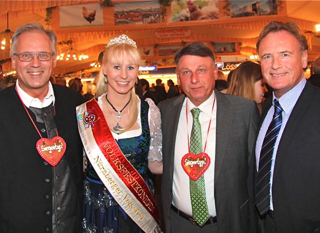 Bezirkstags-Präsident Richard Bartsch, Volksfestkönigin Andrea Konn, Rudi Bergmann, Schaustellerverband, und Harald Leupold (v.l.), Hafen-Geschäftsführer.