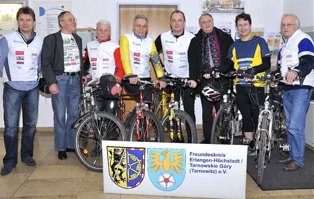 Landrat Eberhard Irlinger (3.v.r.) mit den Radlern der Freundschaftstour Georg Seeberger, Bernhard Richter, Manfred Bachmayer, Thomas Szukalski, Heinrich Seeberger, Heinz Leonhard und Georg Strzodka (v.l.n.r.). Foto: oh