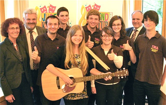 Die Gewinnerinnen und Gewinner des Jahres 2011, Thalmässinger Music Adventure Verein und Elena Jank zusammen mit Landrat Herbert Eckstein (2.v.r.), dem stellvertretenden Landrat Walter Schnell (2.v.l.) und Claudia Kern von der Sparkassenstiftung Roth-Schwabach (l.). Foto: oh