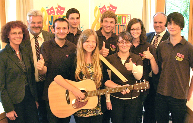 Die Gewinnerinnen und Gewinner des Jahres 2011, Thalmässinger Music Adventure Verein und Elena Jank zusammen mit Landrat Herbert Eckstein (2.v.r.), dem stellvertretenden Landrat Walter Schnell (2.v.l.) und Claudia Kern von der Sparkassenstiftung Roth-Schwabach (l.). Foto: oh