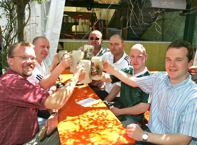 Freunde treffen und Feiern sind die Herzstücke der Bergkirchweih.       Archivfotos: bayernpress