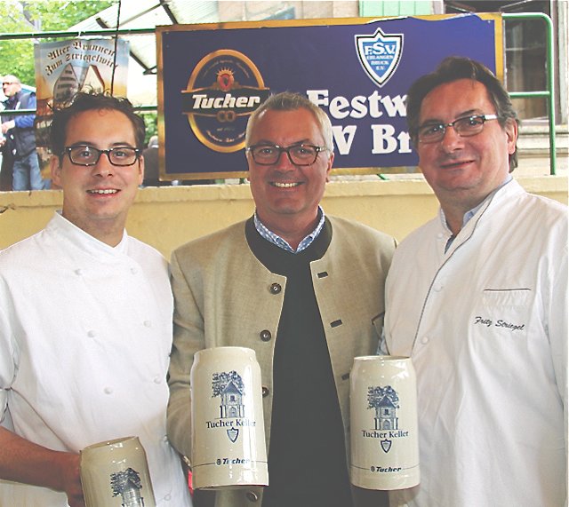 Tucher-Gastronomie-Direktor Bernhard Herrmann (M.) mit Fritz (r.) und Fritz jun. Striegel.