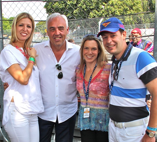 Hans Reiner Schröder (2.v.l.), BMW-Chef Marketing/ Vertrieb, und Gattin Katharina (l.) mit René Lehrieder, Exklusives Event-Catering, und Gattin Silvia.