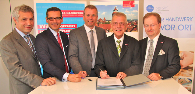Unterzeichnung des Strategiepapiers: Dr. Ulrich Maly (M.), Dr. Michael Fraas (2.v.l.), Heinrich Mosler (2.v.r.), Prof. Dr. Elmar Forster (r.) und Harald Hubert (l.). Foto: John R. Braun