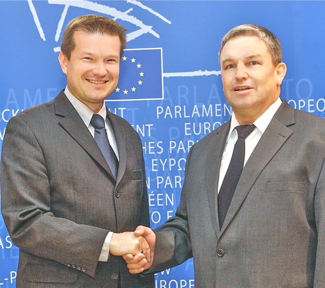 Mittelfrankens CSU-Europaabgeordneter und Sozialpolitischer Sprecher der CSU im Europäischen Parlament, Martin Kastler und Dr. Ralf Ackermann, Präsident des Weltfeuerwehrverbandes (r.). Foto: oh