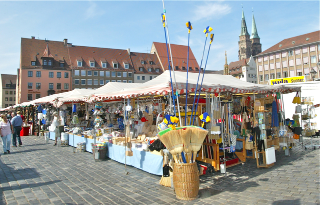 Viele Händler und auch Besucher sind dem Herbstmarkt - dem ,,Häfalasmarkt seit Jahrzehnten treu. Fotos (2): Archiv