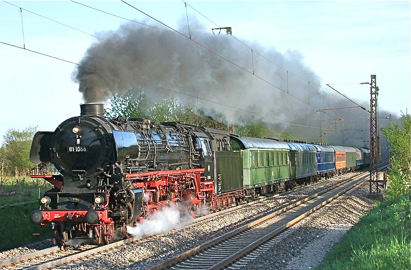 Einmal mit der historischen ,,011066 nach Salzburg dampfen ein Traum für jeden Eisenbahnfreund. Foto: oh / Fritz Haller
