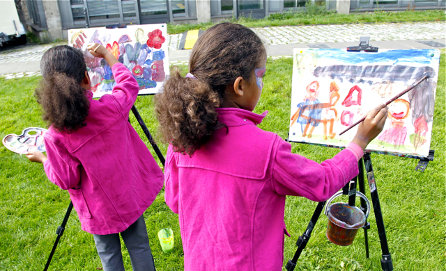 Unter dem Motto Deine Welt: Entscheide mit! steht der Weltkindertag, der am Samstag, 22. September, von 14.00 bis 18.00 Uhr im Fürther Südstadtpark gefeiert wird. Auch in diesem Jahr haben die Veranstalter (Abteilung Jugendarbeit des Jugendamts, Stadtjugendring, Netzwerk Kinderfreundliche Stadt e.V. und das Fürther Bündnis für Familien) in Zusammenarbeit mit zahlreichen Vereinen und Initiativen ein abwechslungsreiches und vor allem informatives Programm auf die Beine gestellt, das unter dem Schwerpunkt "K