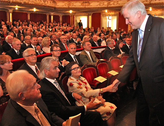 Ministerpräsident Horst Seehofer begrüßt die Unternehmerin Henriette Schmidt-Burkhardt (Lebkuchen-Schmidt). Fotos (5): John R. Braun
