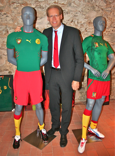 Herzogenaurachs Erster Bürgermeister, Dr. German Hacker, mit zwei Puppen, die ein Künstler aus Kamerun für das Herzogenauracher Sportlifestyle-Unternehmen PUMA SE entworfen hat. Foto: oh