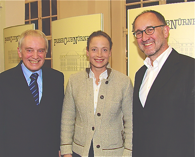 PresseClub-Vorsitzender Dr. Siegfried Zelnhefer (r.) und Hans-Peter Schmidt, Präsident des Bayerischen Reit- und Fahrverbandes, mit Isabell Werth, Dressurreiterin und Olympiasiegerin.