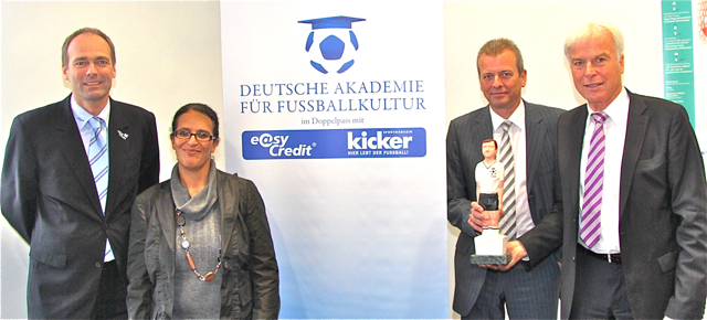 Freuen sich auf die Gala zur Verleihung des Deutschen Fußball-Kulturpreises 2012: Alexander Boldyreff, Vorstandschef TeamBank AG, Nicole Hummel, Tessloff Verlag, Oberbürgermeister Dr. Ulrich Maly und Rainer Holzschuh, Kicker (v.l.). Foto: J.R.Braun