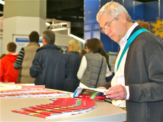 Der Landkreis Roth wirbt an seinem Stand mit zahlreichen Broschüren und Informationsblättern. Foto: LRA Roth