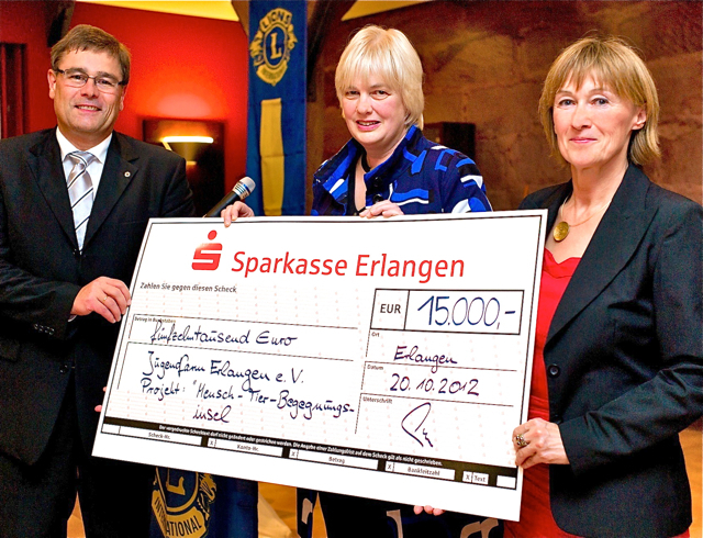 Im Rahmen der Feier zum 50-jährigen Gründungsjubiläum des Lions Club Erlangen konnte der amtierende Präsident Walter Paulus-Rohmer einen Scheck in Höhe von 15.000 Euro an Dr. Giesela Bolbecher und Eva Kneißl (v.l.n.r.) für die Mensch-Tier-Begegnungsinsel" der Jugendfarm Erlangen überreichen. Foto: Rainer Windhorst