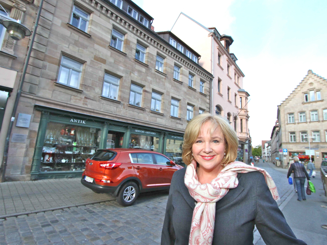 Evi Kurz (hier vor dem Erhard-Haus) freut sich über die Unterstützung durch den Bund. Foto: bayernpress