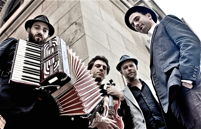 Daniel Kahn und seine Band The Painted Bird gehören zu den großen Erneuerern der Klezmermusik. Mit seiner explosiven Mischung aus Klezmer, radikalen jiddischen Songs, politischem Kabarett und Folkpunk unterzog Kahn Klezmermusik einer radikalen, erfrischenden Verjüngungskur, ohne aber die Tradition des jiddischen Liedes zu verleugnen. Von der kraftvollen, energiegeladenen und ansteckenden Bühnenpräsenz von Daniel Kahn & The Painted Bird kann man sich am 15. Januar (21 Uhr) im Erlanger E-Werk überzeugen.