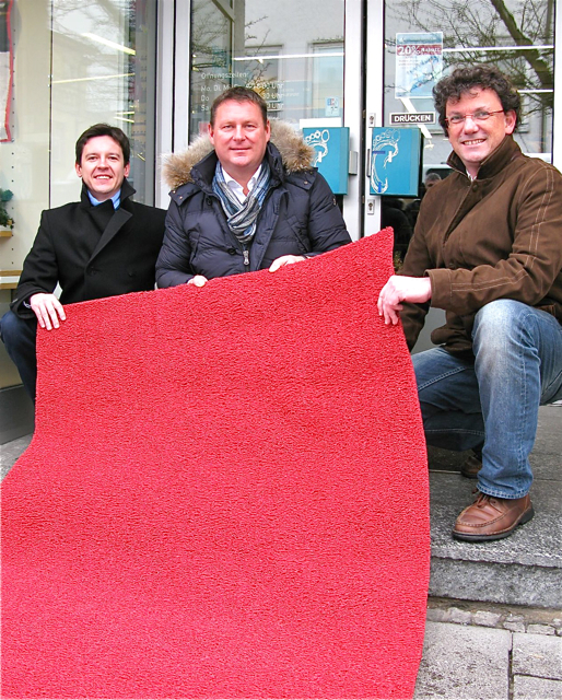 Sie setzen auf den roten Teppich für König Kunde: Viktor Naumann (Leiter der Wirtschaftsförderung), Stefan Schick, (Vorsitzender der Werbegemeinschaft) und Stadtplaner Alexander Dworschak (v.l.n.r.). Foto: Martin Rosenbauer