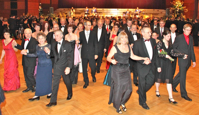 Der Winterball wird traditionell mit einer großen Polonaise eröffnet. Foto: bayernpress