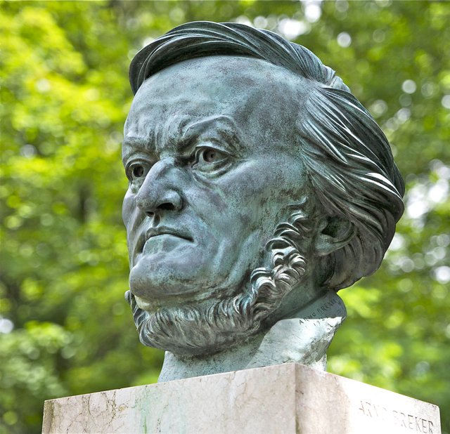 Diese Büste des Komponisten Richard Wagner (1813-1883), gefertigt in Bronze von Bildhauer Arno Breker (1900-1991), steht in der ,,Wagner-Stadt Bayreuth. Foto: dapd