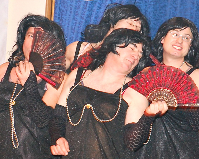 Eine Augenweide ist das Männer-Ballett des Schwander Carnevals Clubs (SCC) mit seiner Showeinlage. Foto: Kienlein