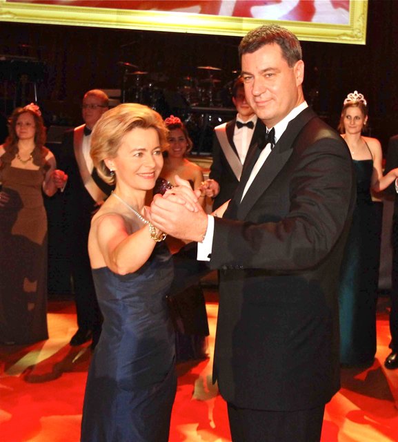 Gastgeber und Staatsminister Dr. Markus Söder mit Bundesministerin Ursula von der Leyen beim Eröffnungswalzer.